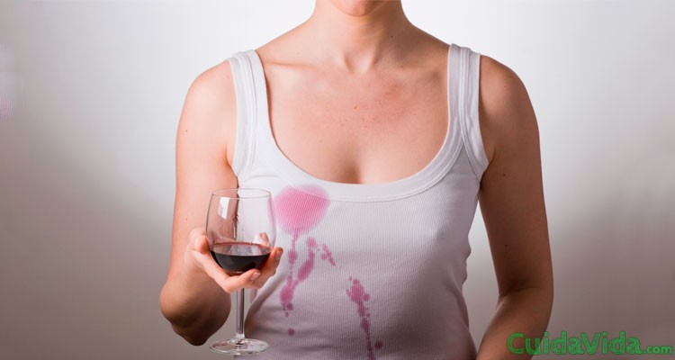 Cómo quitar las manchas de vino tinto con leche